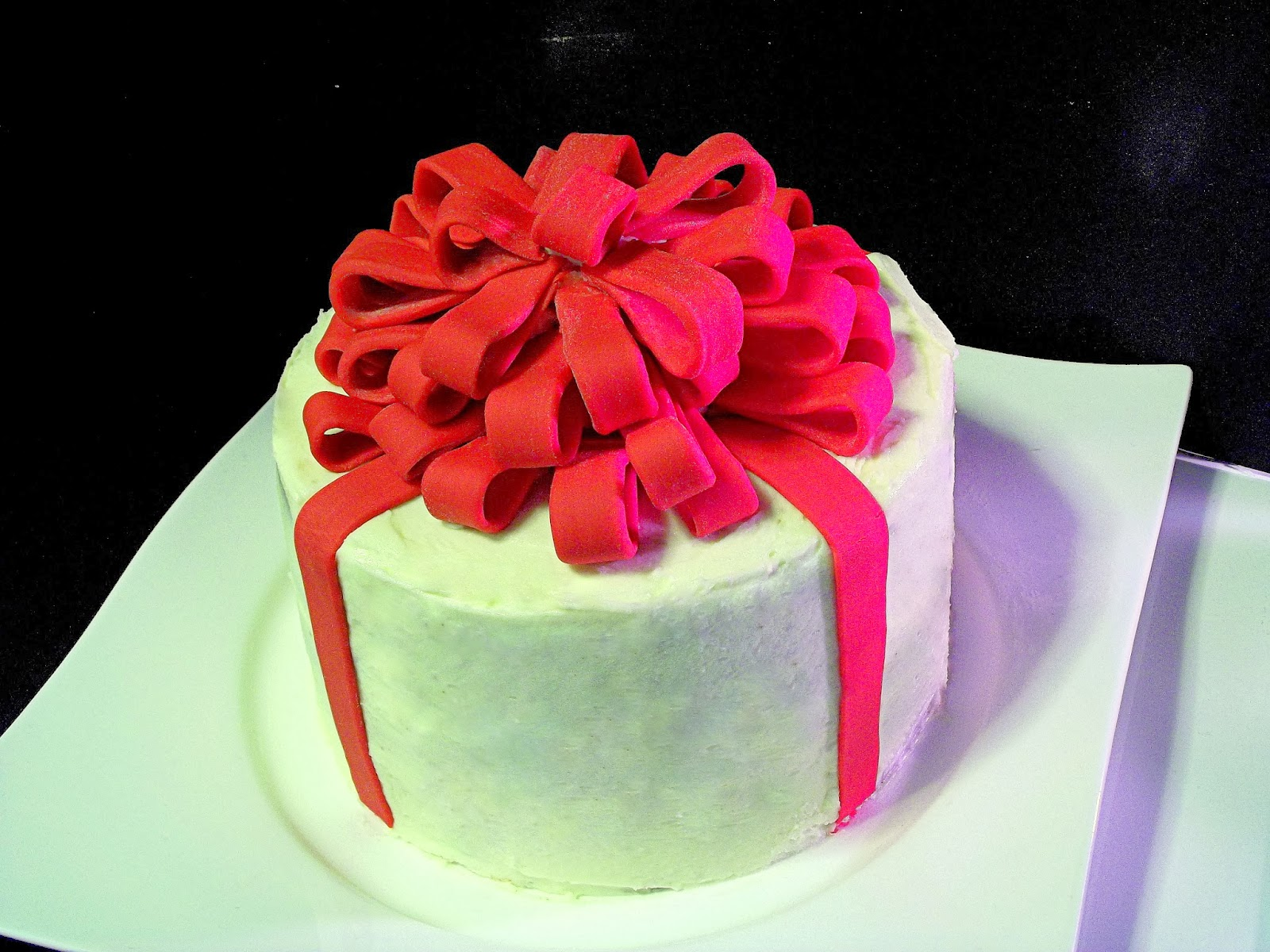 Tort de ziua de naștere cu fundă din fondant