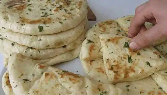 Lipie cu usturoi umplută cu brânză, rețetă unică și delicioasă!