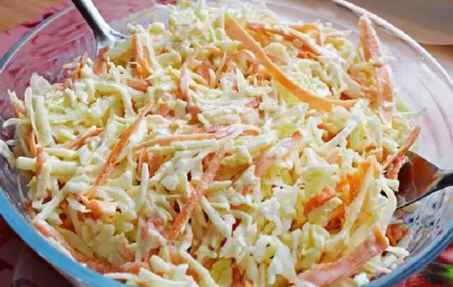 Rețetă de salată de varză americană gata în 10 minute