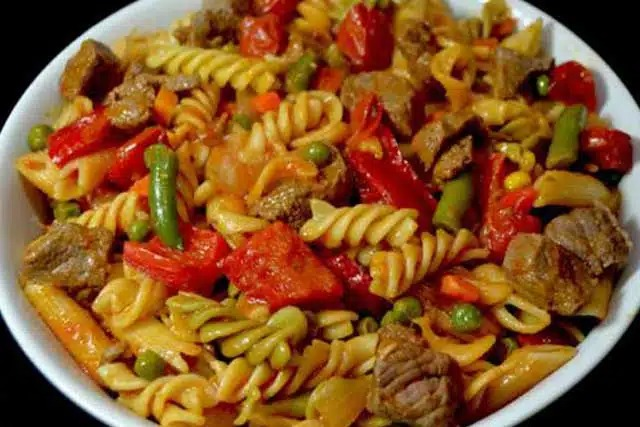 Tăiței prăjiți cu legume și carne rețetă