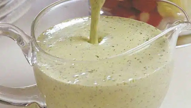 Rețetă de dressing din chefir cu ierburi – Cu acest sos salata ta va fi atât de aromată