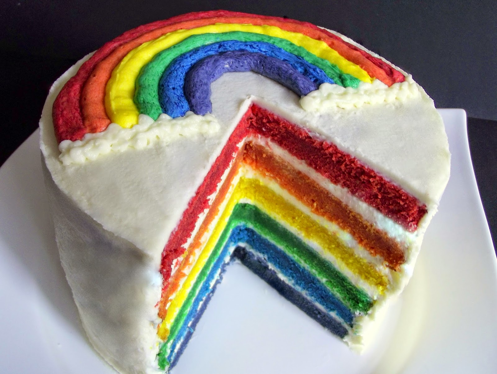 Tort curcubeu cu decor din cremă de unt