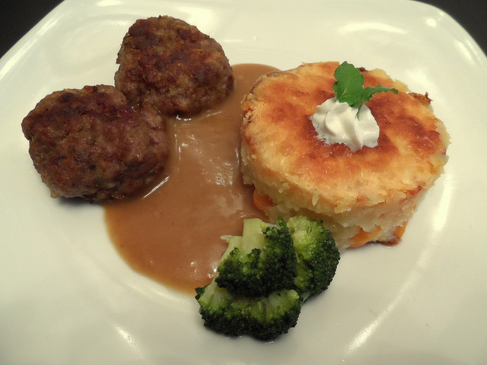 Chiftele din carne de vită cu cartofi, morcovi gratinați și broccoli