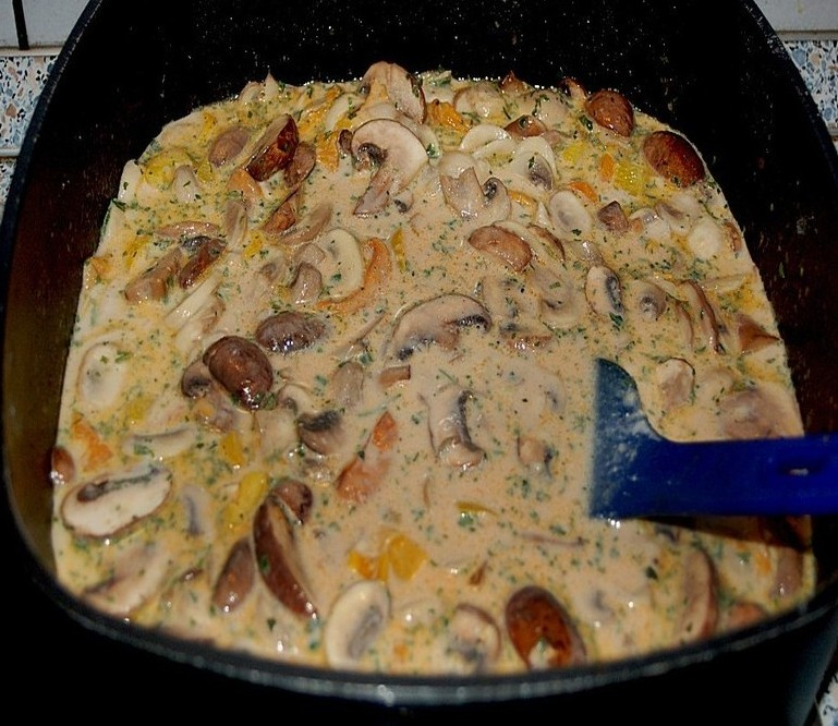 Puten-Sahne-Gulasch cu tagliatelle