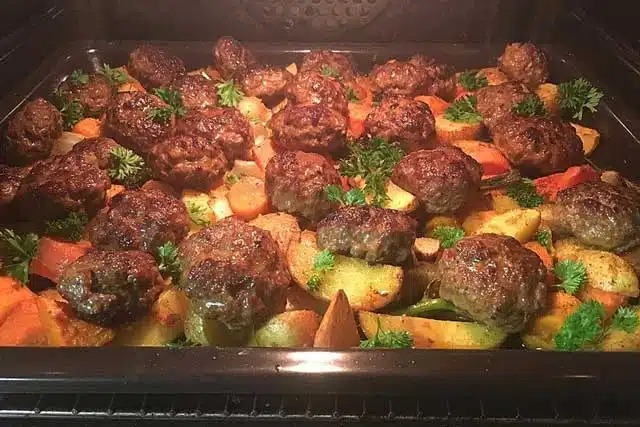 Chifteluțe la cuptor cu cartofi wedges – rețetă din cuptor
