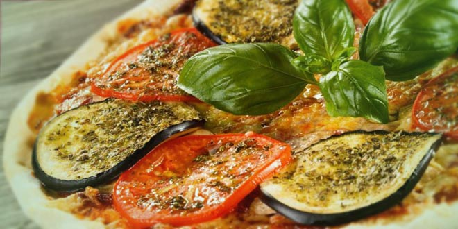 Pizza cu ton, vinete și feta – Low-Carb