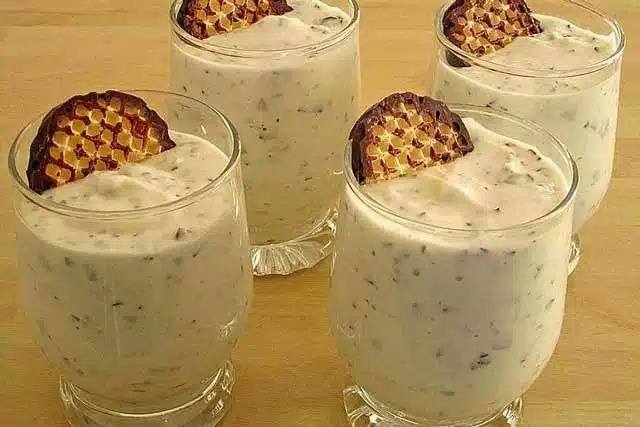 Rețetă pentru cremă de bezele addictive pregătită în 5 minute!