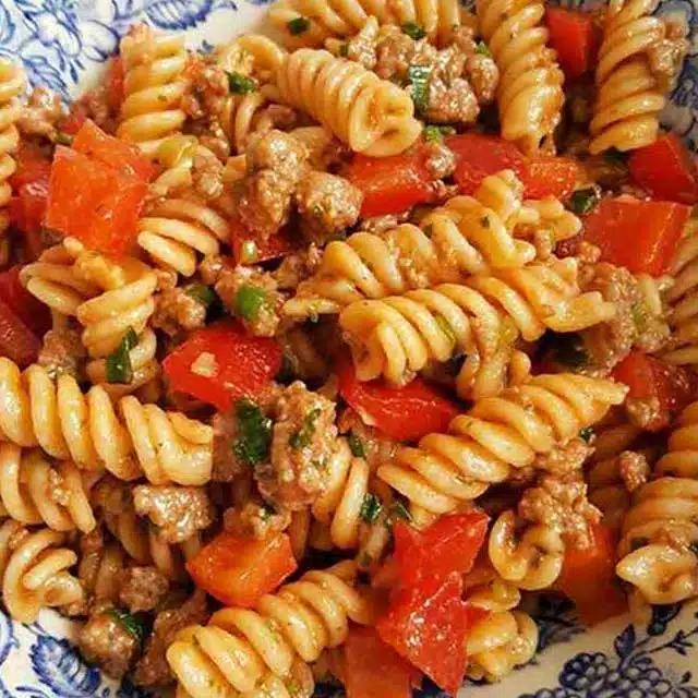 Rețetă de salată cu tăiței și carne tocată