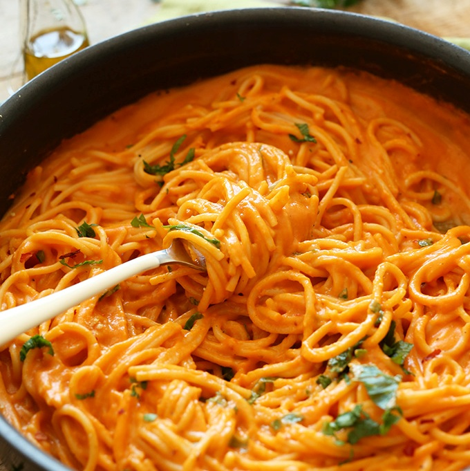 Spaghete în sos roșu de paprika