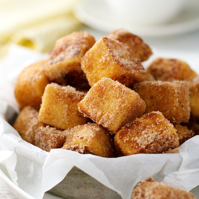 Cuburi de French toast cu scorțișoară și zahăr