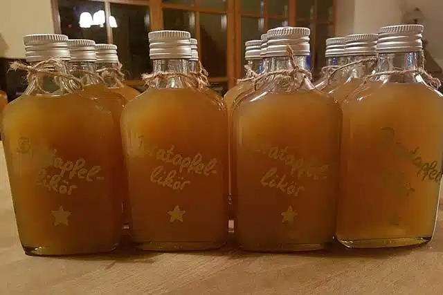 Rețetă de lichior de mere coapte, cald cu frișcă, delicios de două ori!