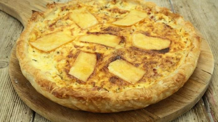 Prăjitură rustică, o prepar cu cartofi și cârnați: o aduc pe masă în doar o secundă!