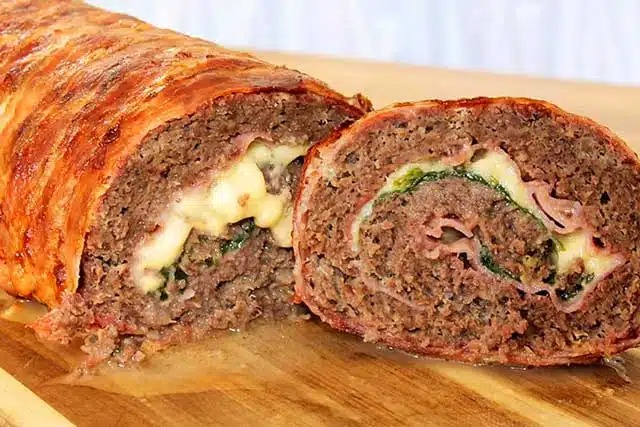 Rețetă de ruladă cu carne tocată, bacon și brânză