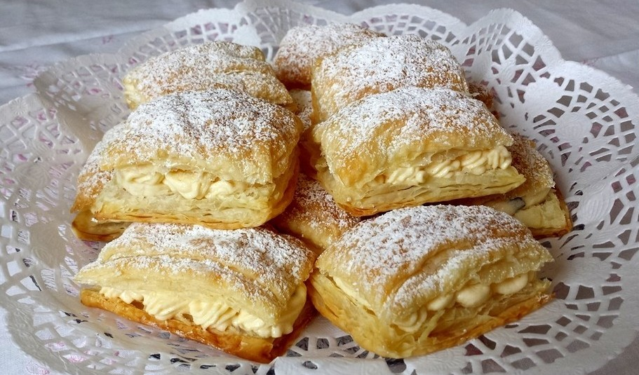 Felii de aluat foietaj cu cremă de paradis