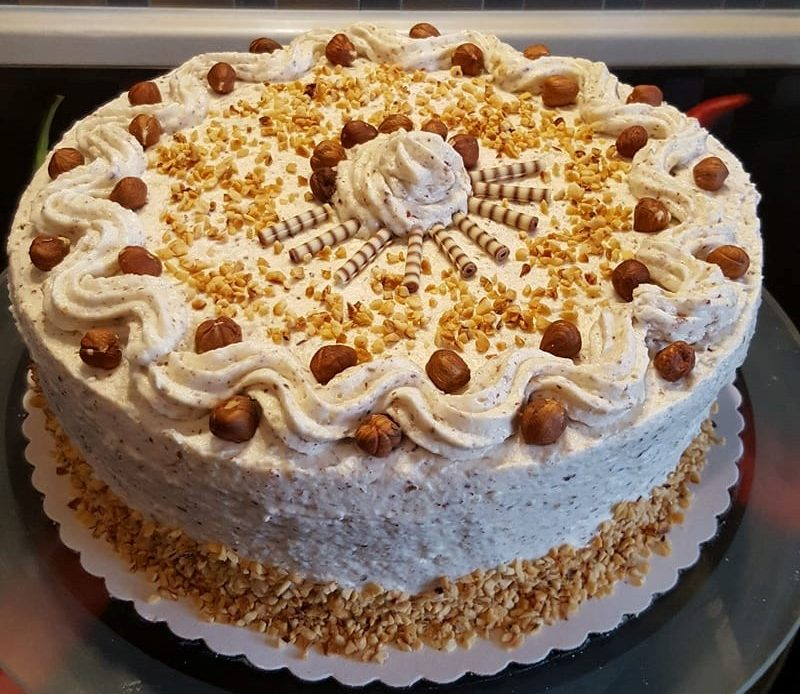 Tort cu frișcă și nuci