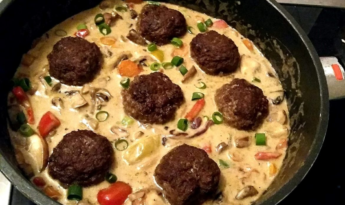 Chifteluțe în sos de smântână cu legume și orez