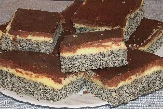 Prăjitură cu mac, cremă de vanilie și ciocolată, rețetă delicioasă de prăjitură la tavă