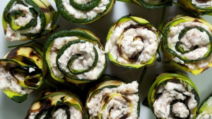 Rulouri de dovlecei la grătar: ierburi, brânză și pesto. Sunt ușoare!