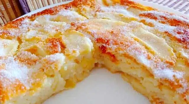Rețetă prăjitură cu iaurt și mere atât de delicioasă încât se topește în gură!