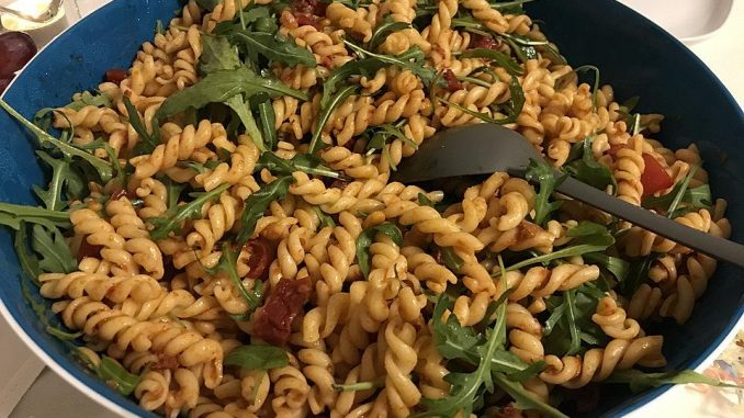 Salată italiană de paste Eckis cu pesto