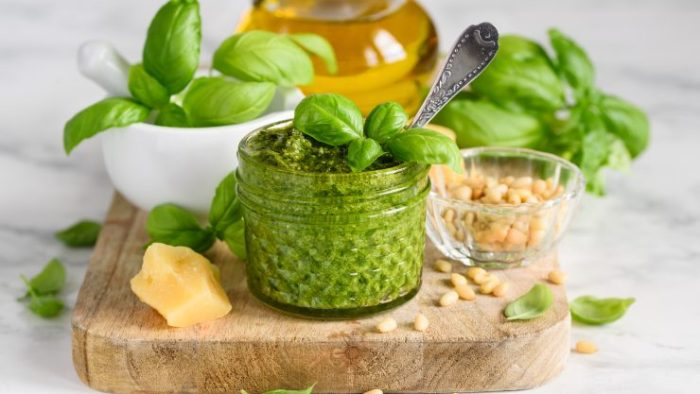 Pesto de busuioc: rețeta perfecțiunii