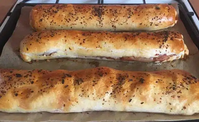 Rulou din foietaj cu brânză, salam și cârnați – rețetă