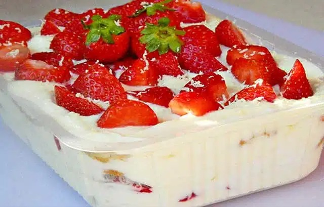 Tiramisu cu căpșuni și ciocolată albă – Rețetă