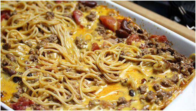 Gratin de spaghete cu carne tocată