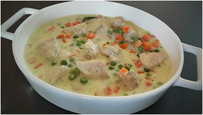 Fricasée de pui Rețeta se poate pregăti cu ușurință.