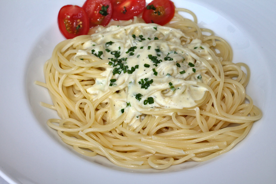 Spaghetti cu sos de usturoi și brânză