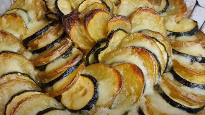 Dovlecei copți și cartofi: un garnitură rapidă, cremoasă și delicioasă