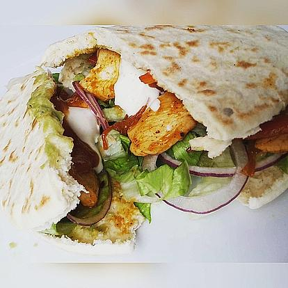 Wrap de pui cu legume, guacamole și cremă fresh