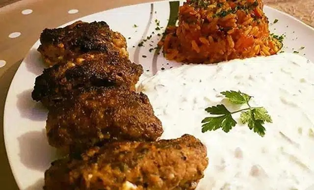 Bifteki cu orez cu roșii și tzatziki – rețetă