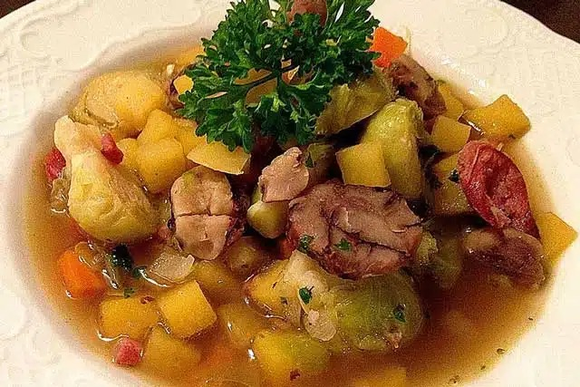 Tocăniță de napi și varză de Bruxelles cu castane și cârnați Mett – rețetă