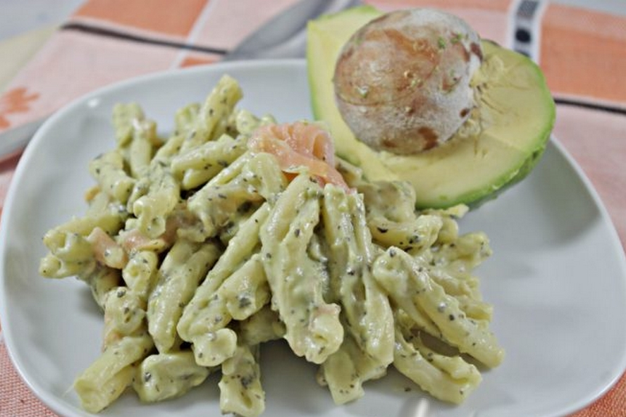 Servește-ți o farfurie verde cu această paste cu cremă de avocado și somon!