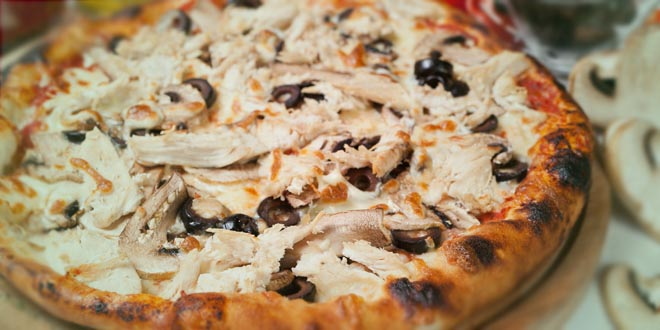 Pizza cu blat din conopidă, șuncă, măsline și ardei – Low-Carb (Doar 13% carbohidrați)