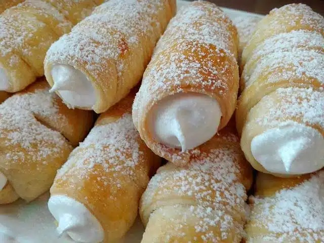 Rulouri spumate de casă cu umplutură italiană din albuș bătut rețetă