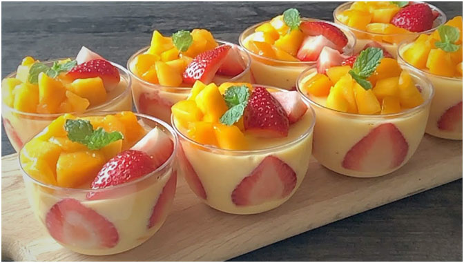 Desert ușor cu căpșuni și mango
