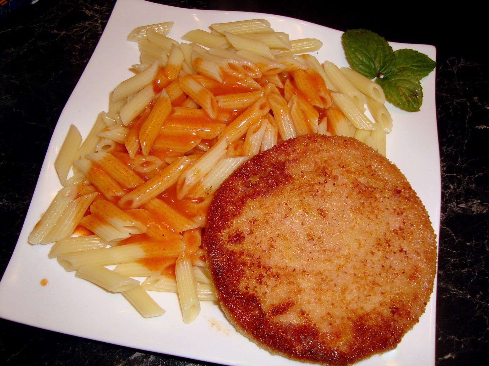 Șnițel de vânătoare DDR cu penne rigate și sos de roșii