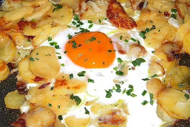 Cartofi prăjiți cu ou și brânză: rețetă simplă și delicioasă