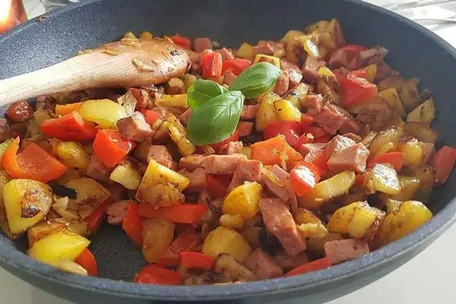 Rețetă de tigaie cu Leberkäse – o cină sățioasă!