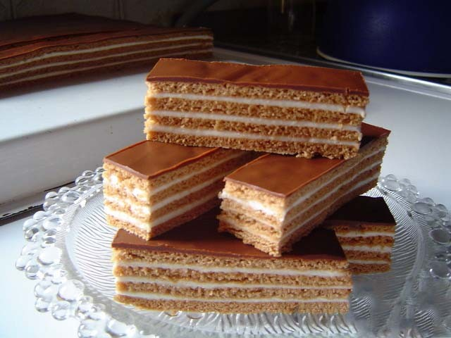 Beste Honig Scheiben se traduit en roumain par :  
**Cele mai bune felii de miere**.