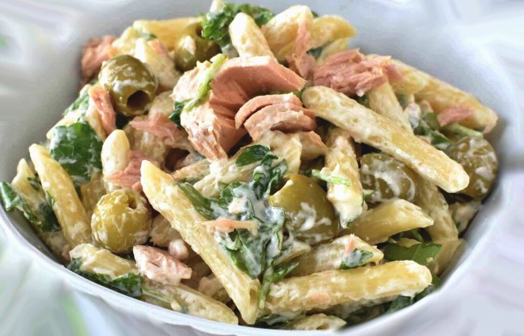 Salată de paste cu ton și măsline