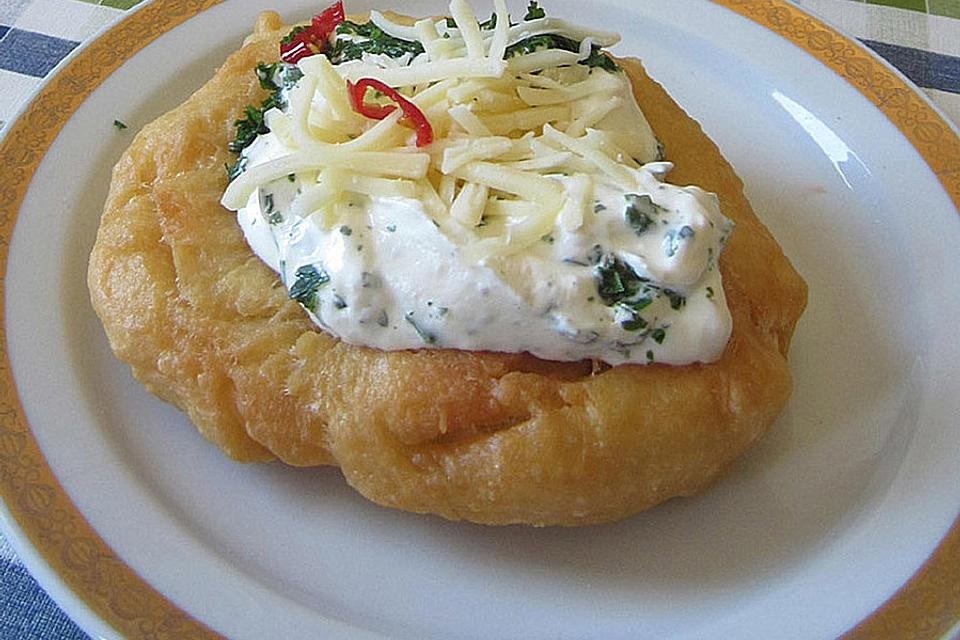 Langos unguresc cu cremă de usturoi și cașcaval