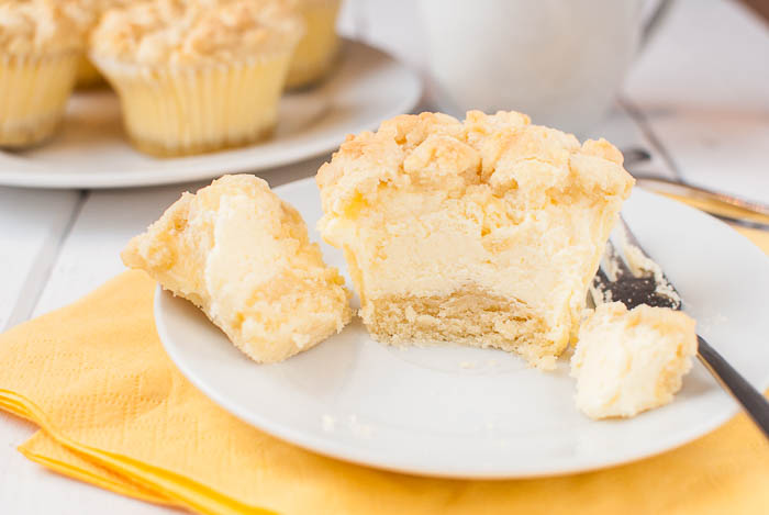 Brioșe cu cheesecake și crumble