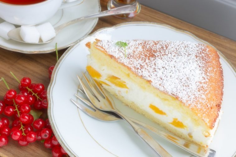 Tort de smântână cu piersici