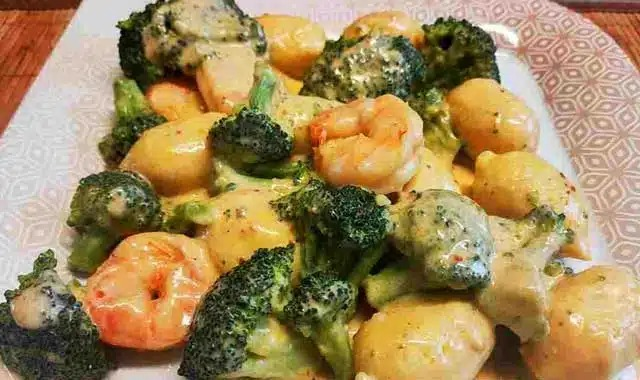 Rețetă prăjită cu gnocchi, creveți și broccoli