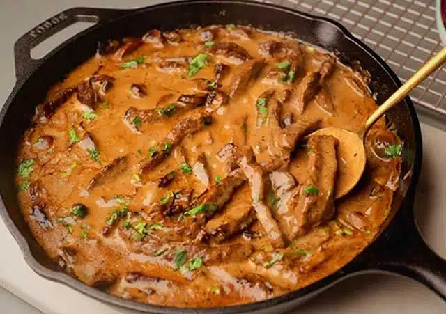 Boeuf Stroganoff cu file de vită fraged Rețetă
