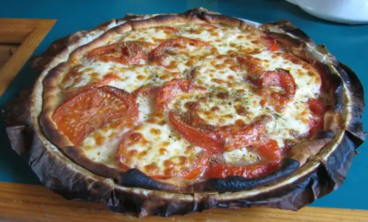 TARTĂ CU ROȘII, MOZZARELLA ȘI CEAPĂ