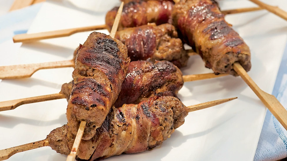 Frigărui din carne tocată cu șuncă.